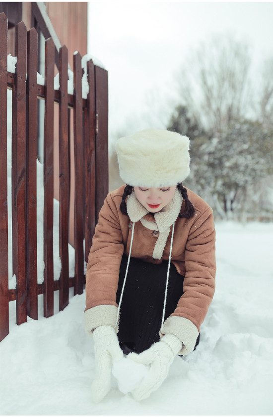 清纯美女雪地里带毛帽写真图片