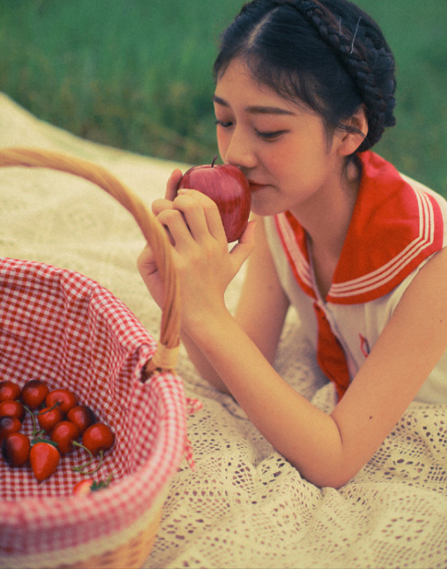 清新女神鱼子与余复古田园写真