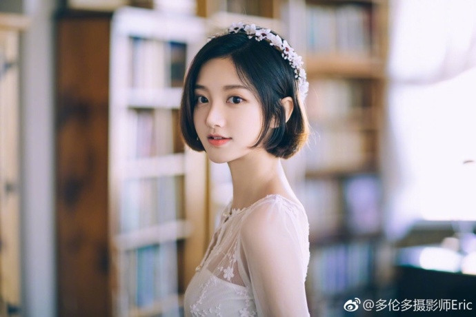 短发美女唯美婚纱图片