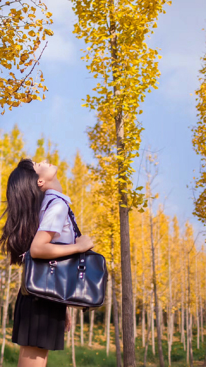 清纯美女学生制服杏树林秋日写真图片