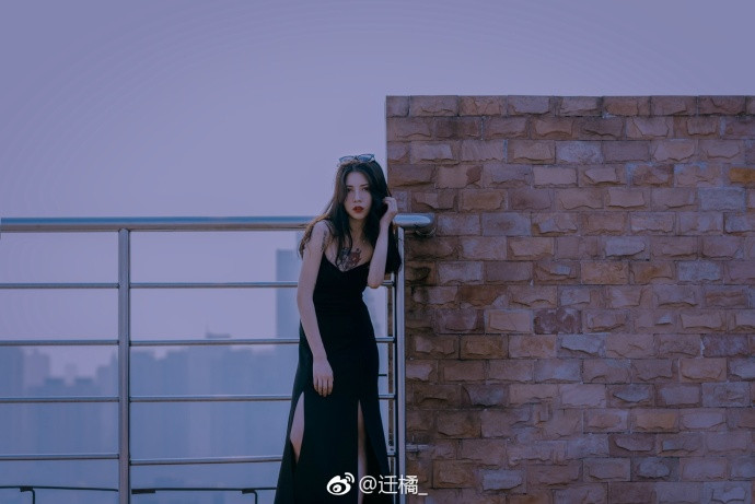 清纯美女黑色连衣裙唯美意境图片