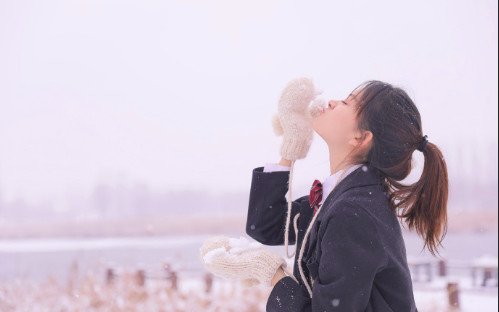 日系画风清纯mm美女下雪天唯美写真图片