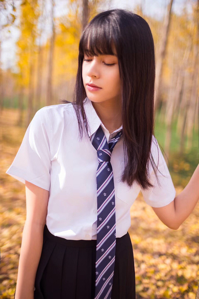 清纯美女学生制服杏树林秋日写真图片