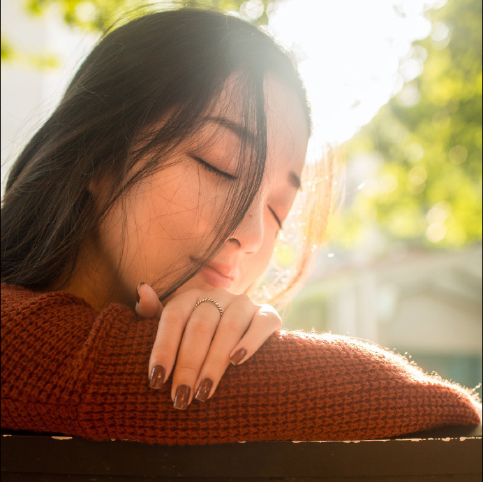 清纯美女初冬温暖阳光下温暖写真