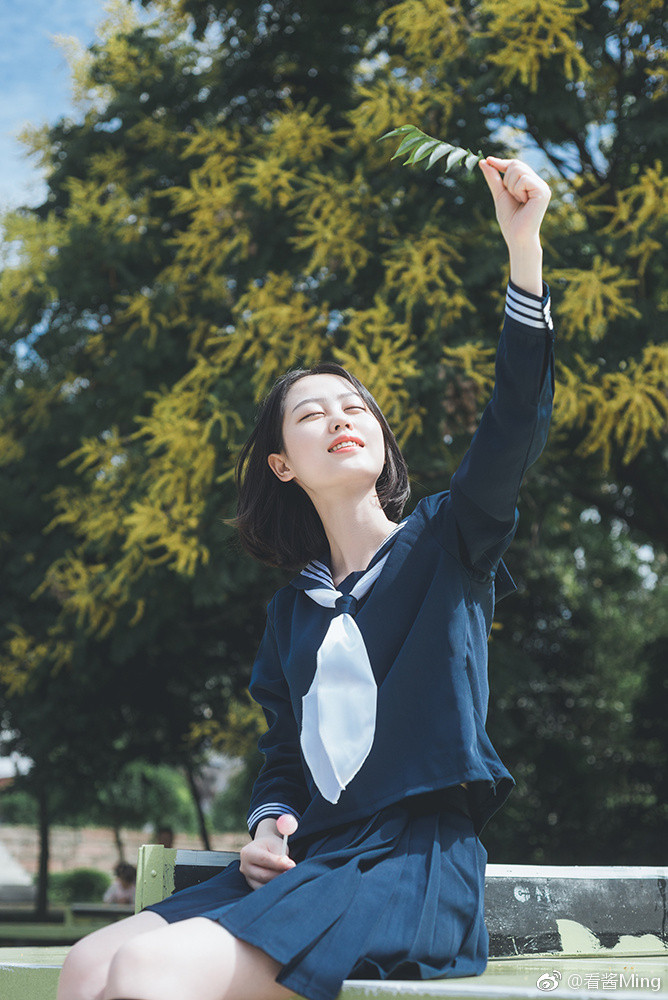 短发妹子清纯校服装清纯写真