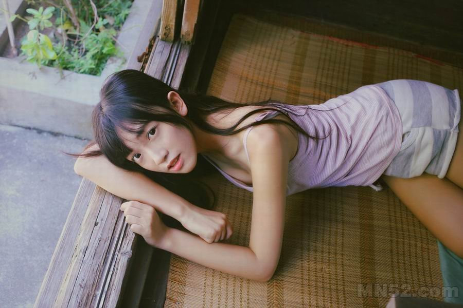 邻家美少女羞涩纯情写真照