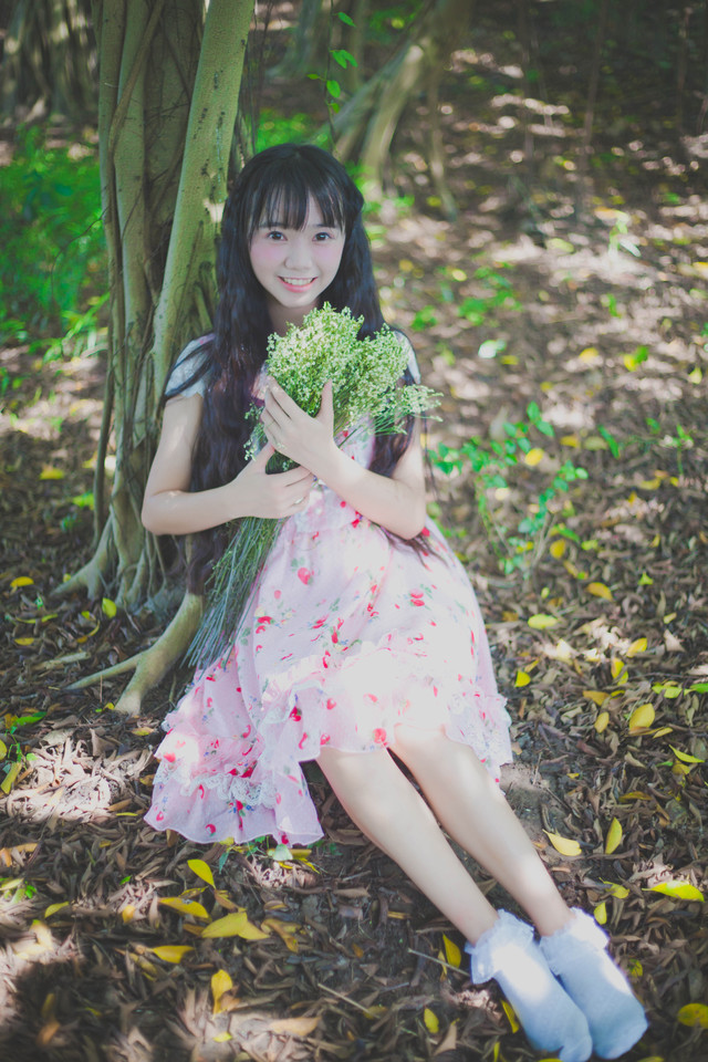 清纯女生图片_清纯碎花裙小女生甜美写真