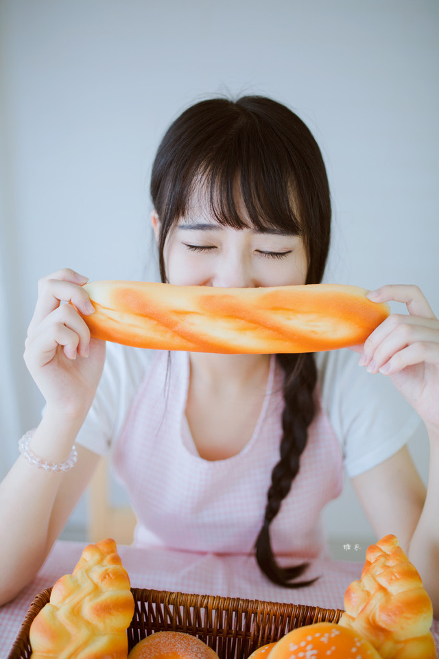 清纯美女图片大全_面包与清纯的美少女生活写真