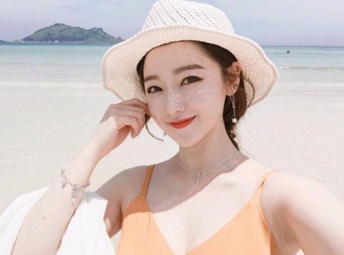 清纯美女沙滩图片：今年夏天自己一定要去海边