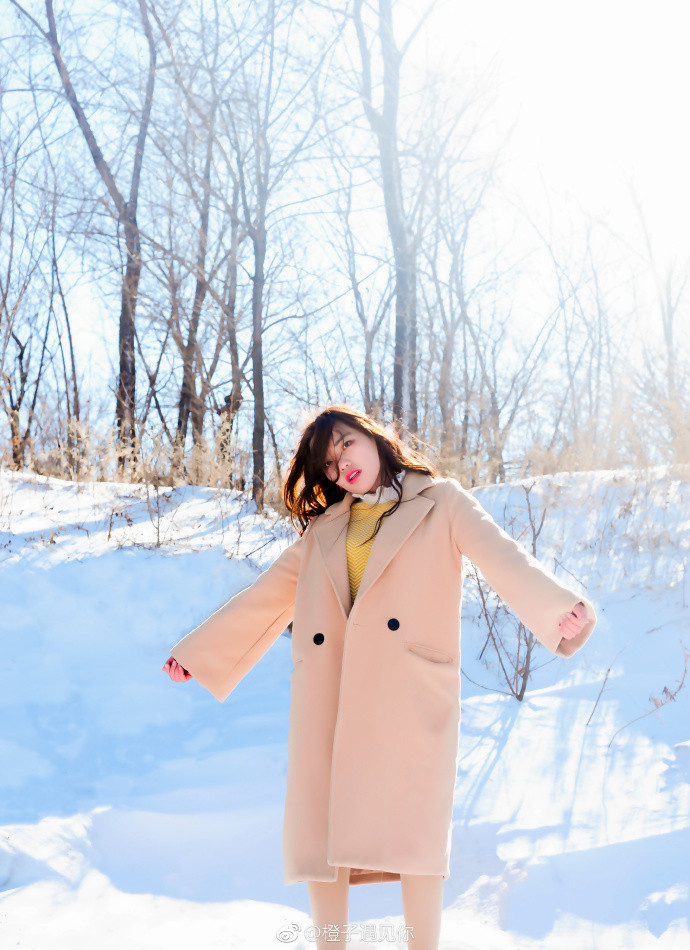 雪地里写真清纯美女图片