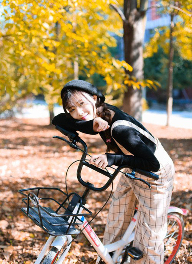 冬日甜美贝雷帽大眼美女清纯写真