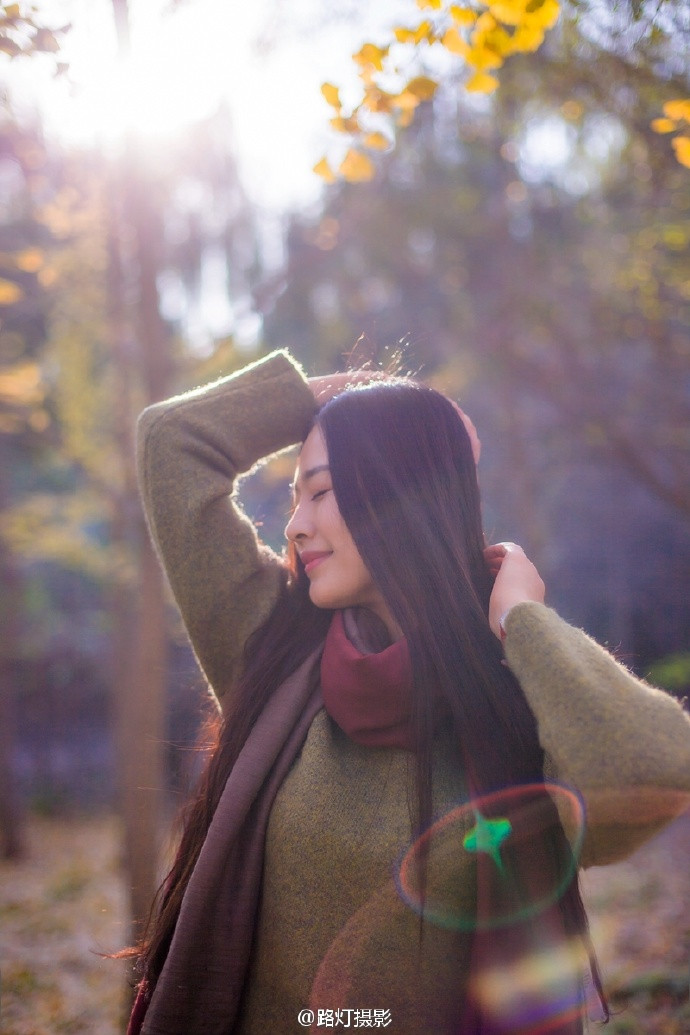 长发女神冬日阳光下文艺范写真