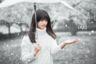 清纯美女图片_长发女孩雪中红色帽子清新唯美写