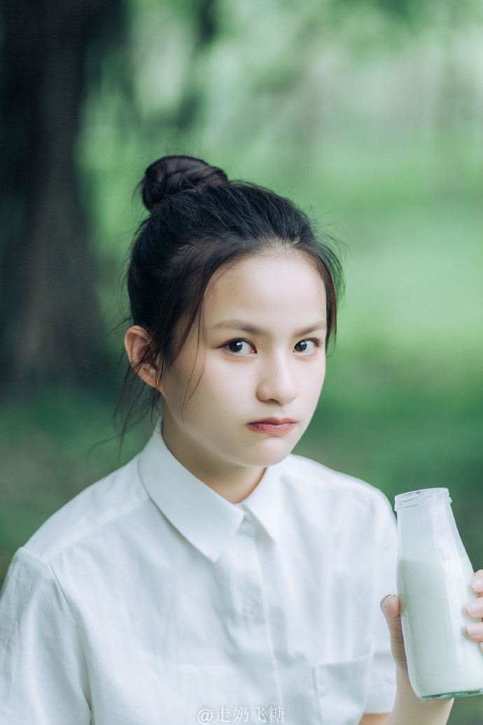 戴着耳机的清纯美女图片