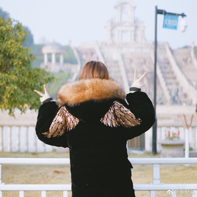 清纯美女赵秋晨冬日写真图片