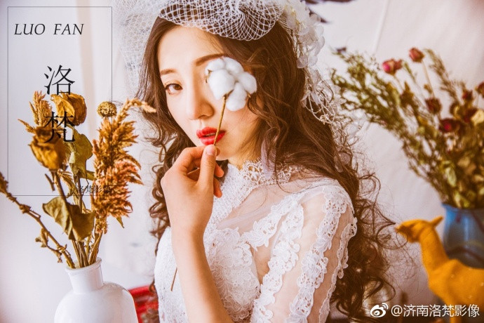 清纯美女复古婚纱写真图片