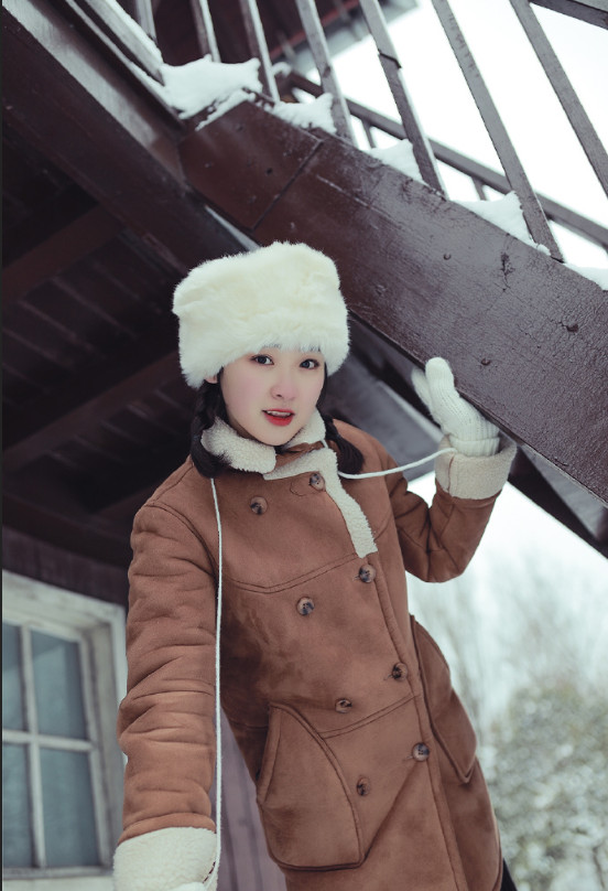 清纯美女雪地里带毛帽写真图片