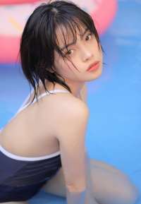 治愈系连体泳衣美女夏日写真