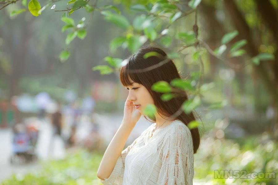 夏日户外的清纯少女动人写真