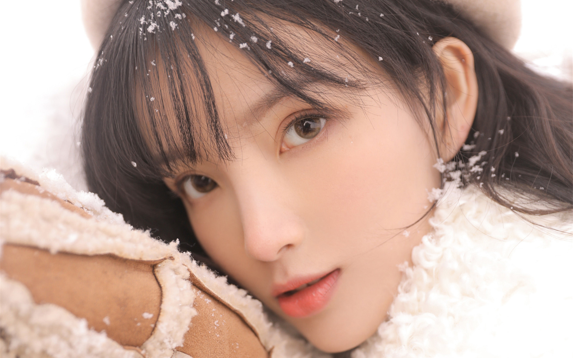 雪地中的宅男女神清纯美女图片桌面壁纸