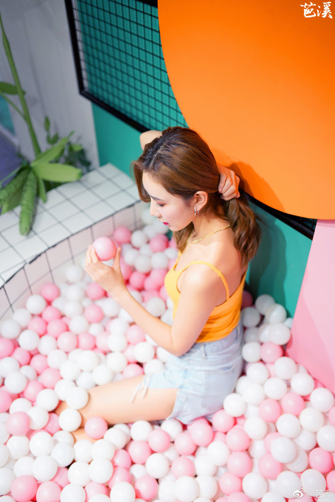 清纯美女模特阿羽粉红球球池里可爱写真