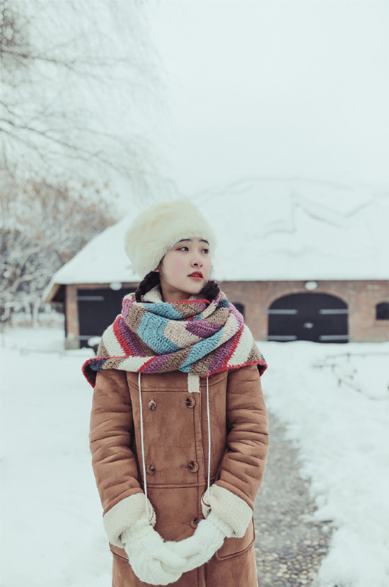 清纯美女雪地里带毛帽写真图片