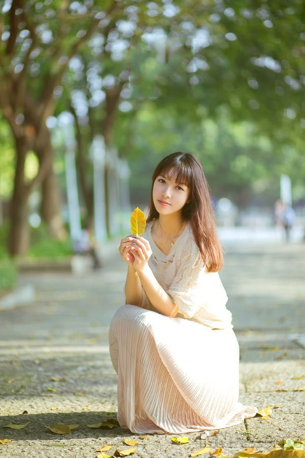 夏日户外的清纯少女动人写真