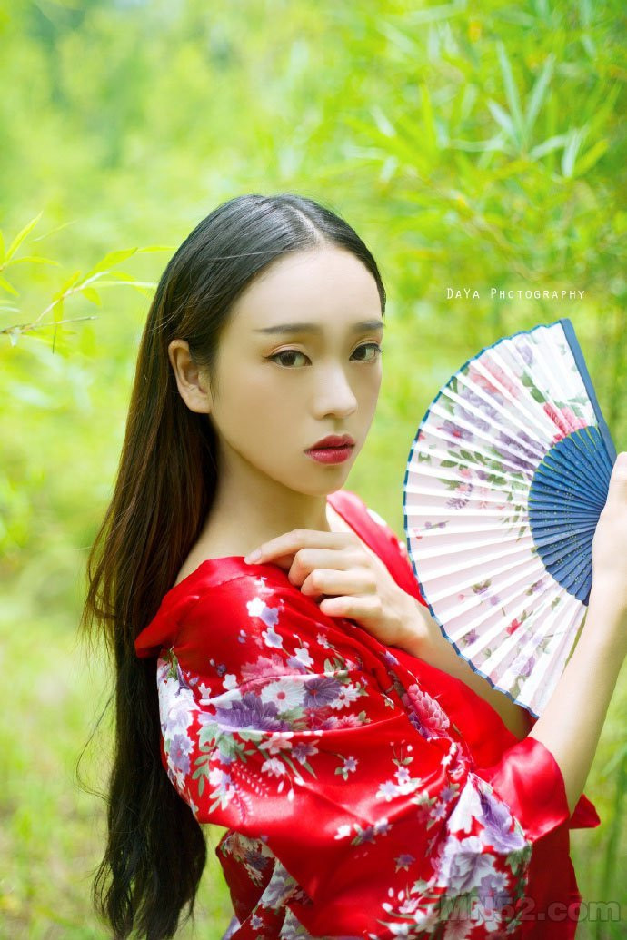 红色妖娆的红唇少女唯美照