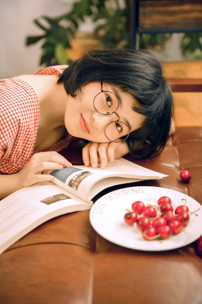 清纯美女短发居家可爱图片