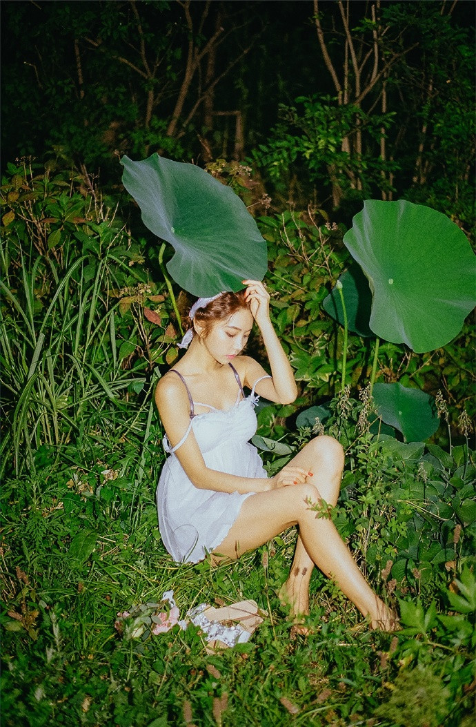 清纯美女荷叶下扮荷花仙子唯美写真