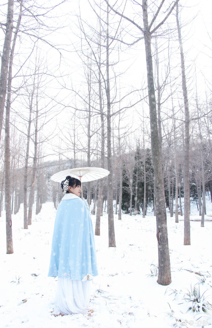 大雪纷飞清纯美女悦悦古装写真图片